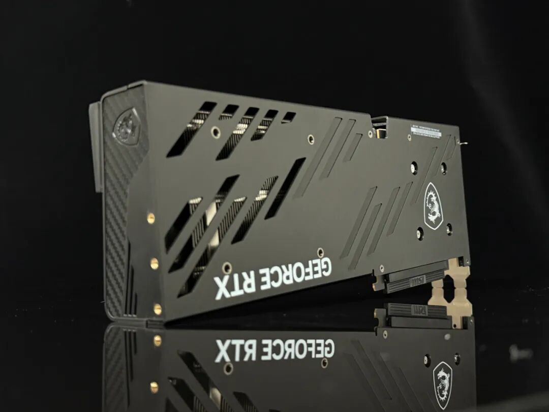 微星RTX 5060显卡背面特写