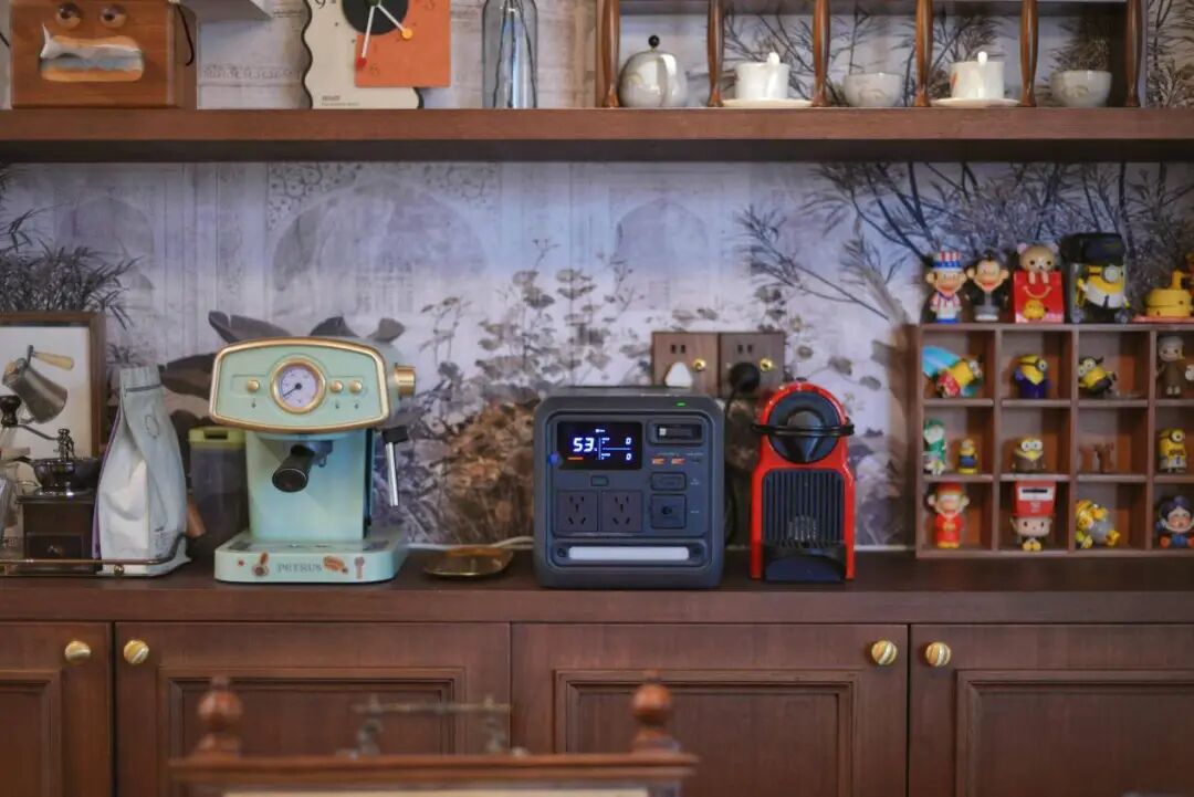 家居环境中摆放的户外电源和咖啡机