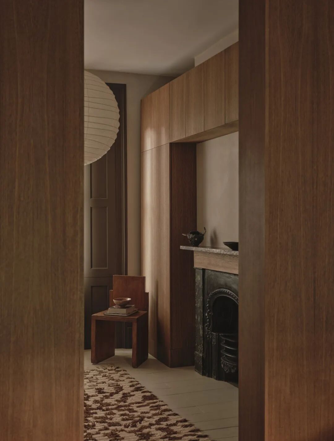 木质门框间望向壁炉一角