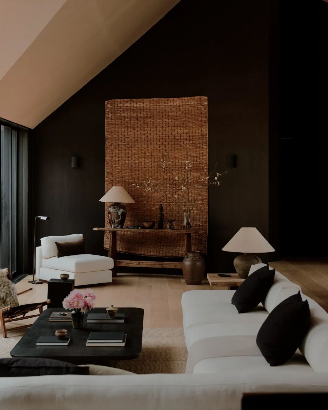 以编织竹帘为背景墙的客厅另一角度