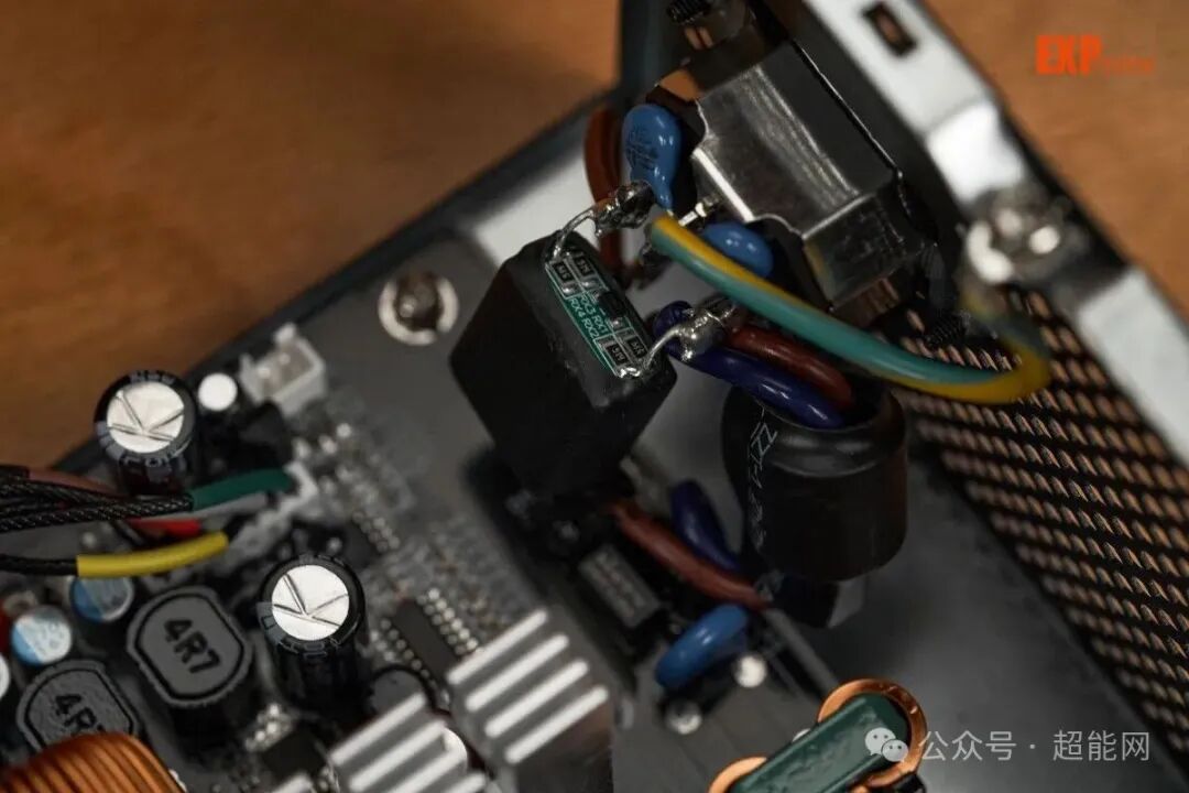 GAMEMAX MAX P750B 电源EMI电路部分特写