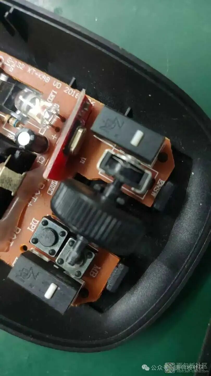 鼠标滚轮组件与微动开关内部特写