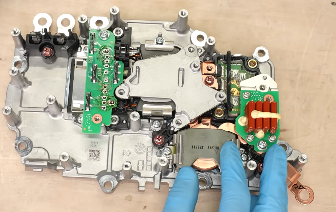 DC/DC电路板与下方金属结构