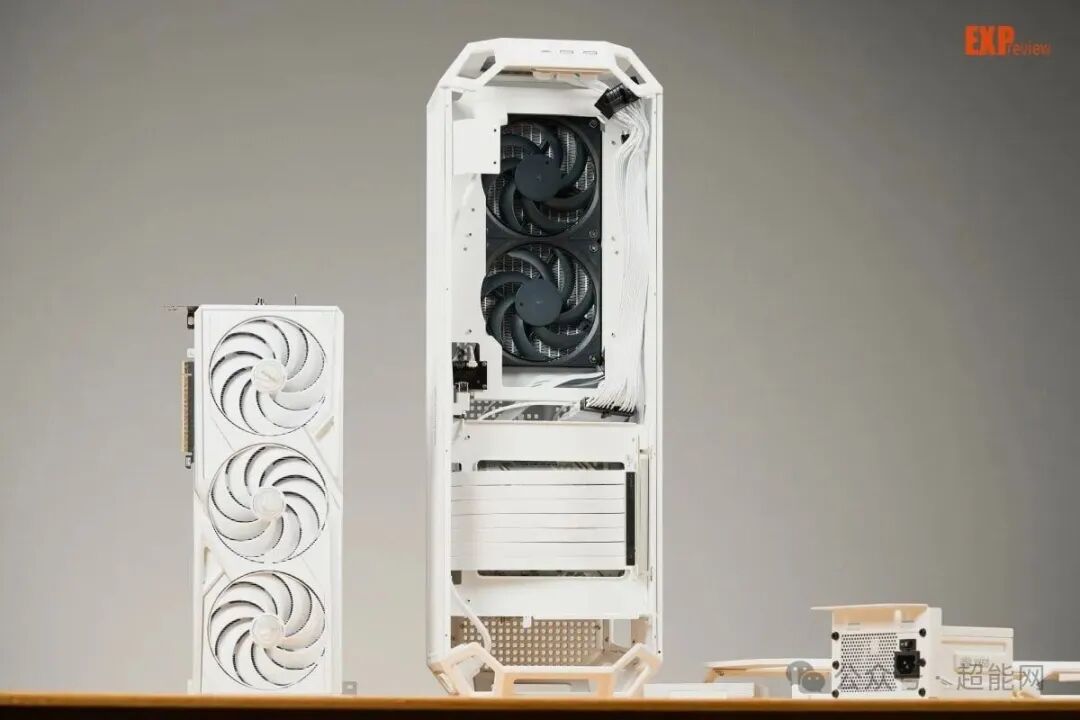 白色显卡、机箱、电源组件并排放置