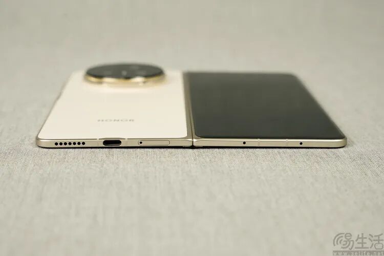 两款手机并排对比展示