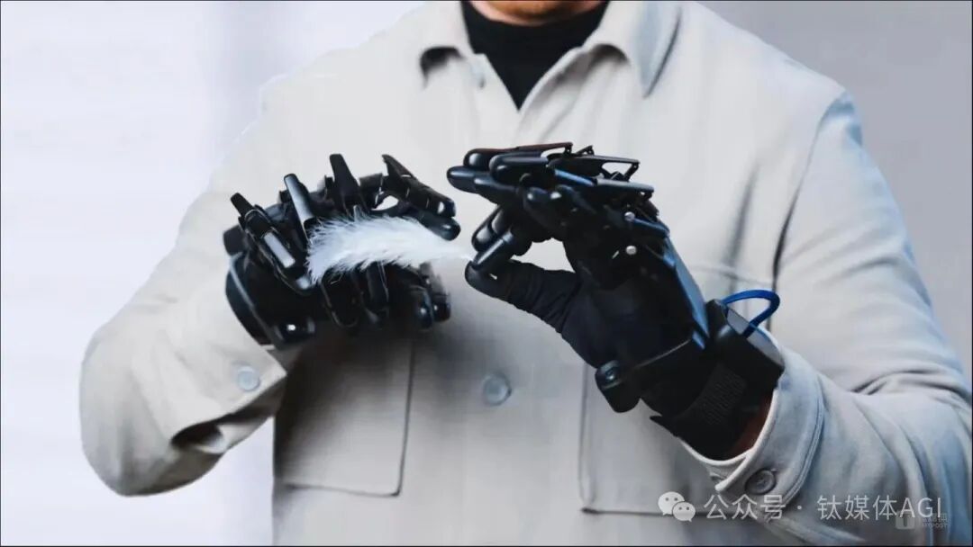 戴机械手套的手捏着一根白色羽毛，展示复杂的手部关节与力反馈技术