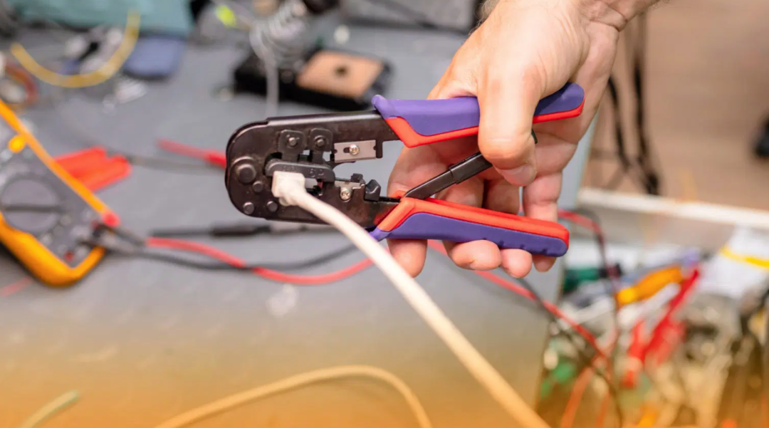 正在压接水晶头的操作图