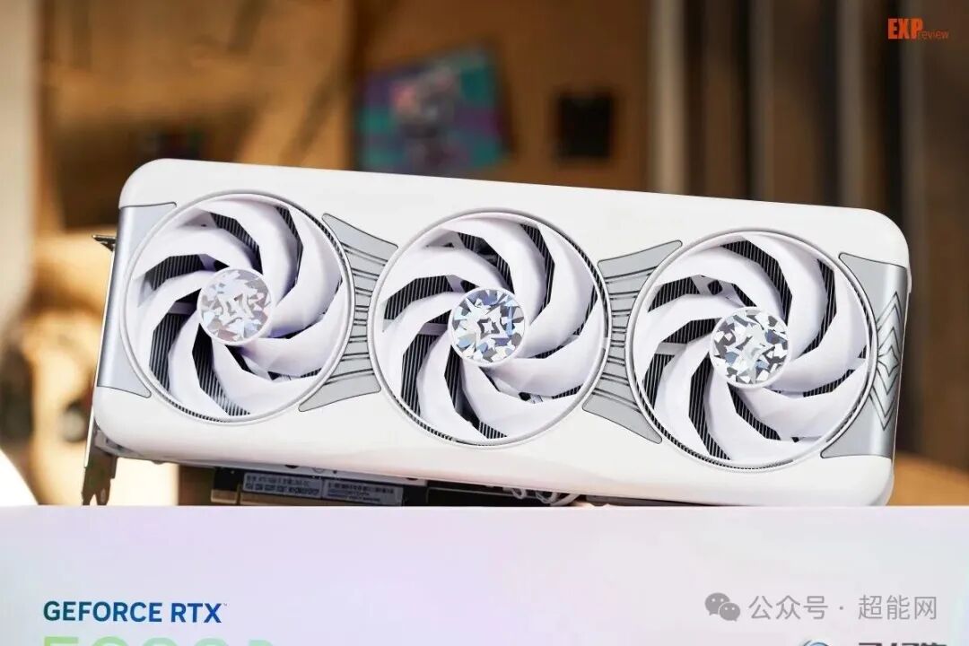 影驰 RTX 5090 D星曜LUNA OC