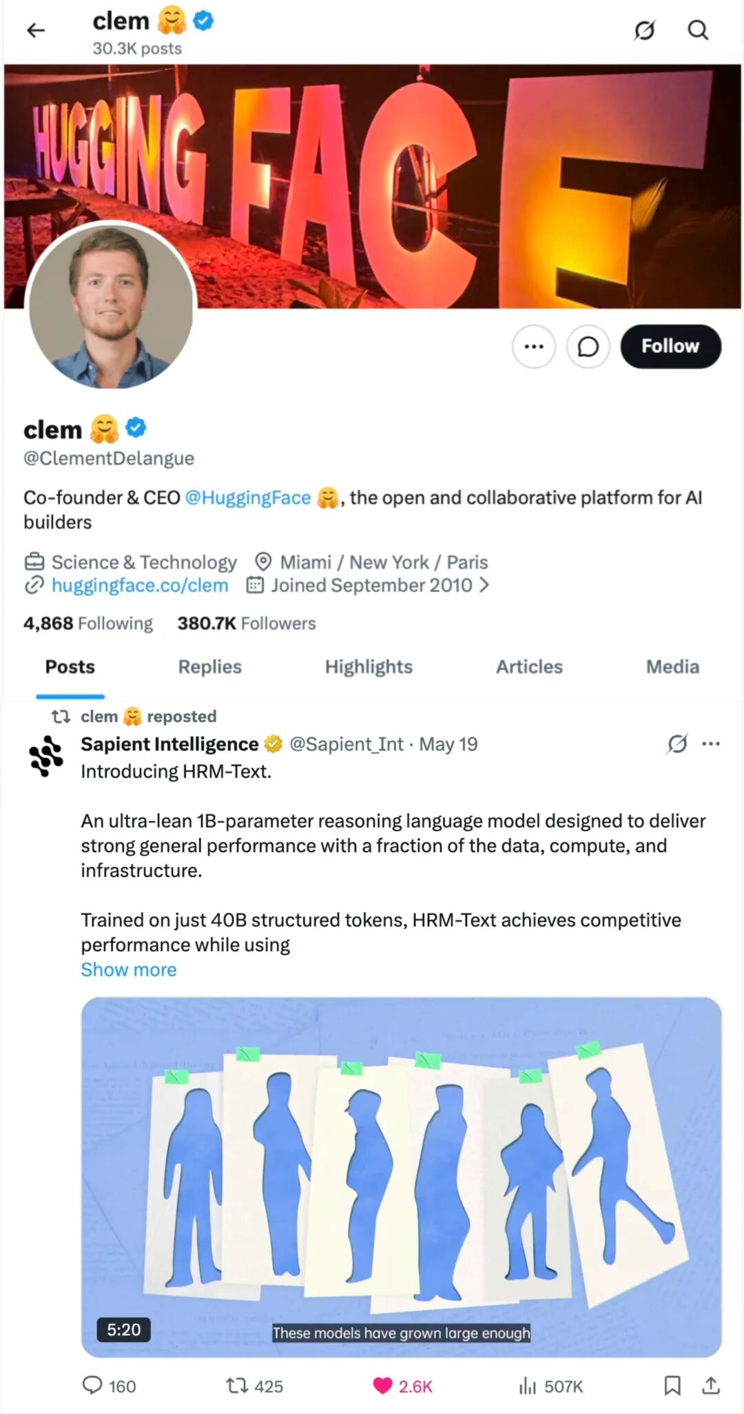 HuggingFace CEO Clem转发HRM-Text模型推文的截图，展示其开源属性和推理表现