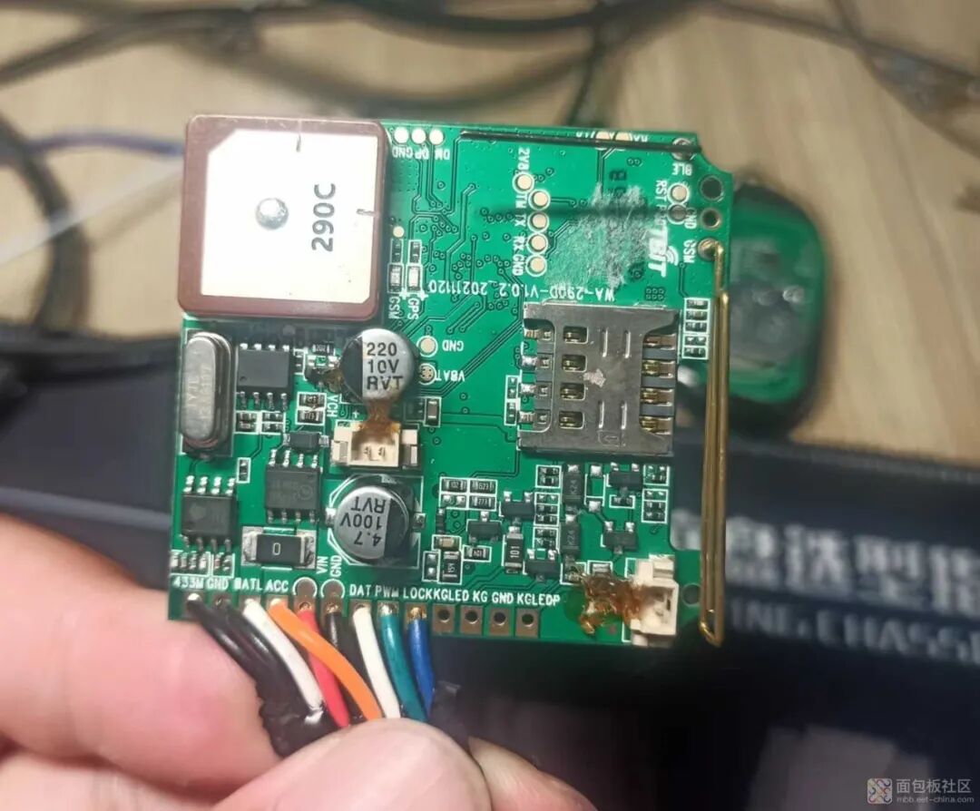 拆解后的GPS定位器主板正面