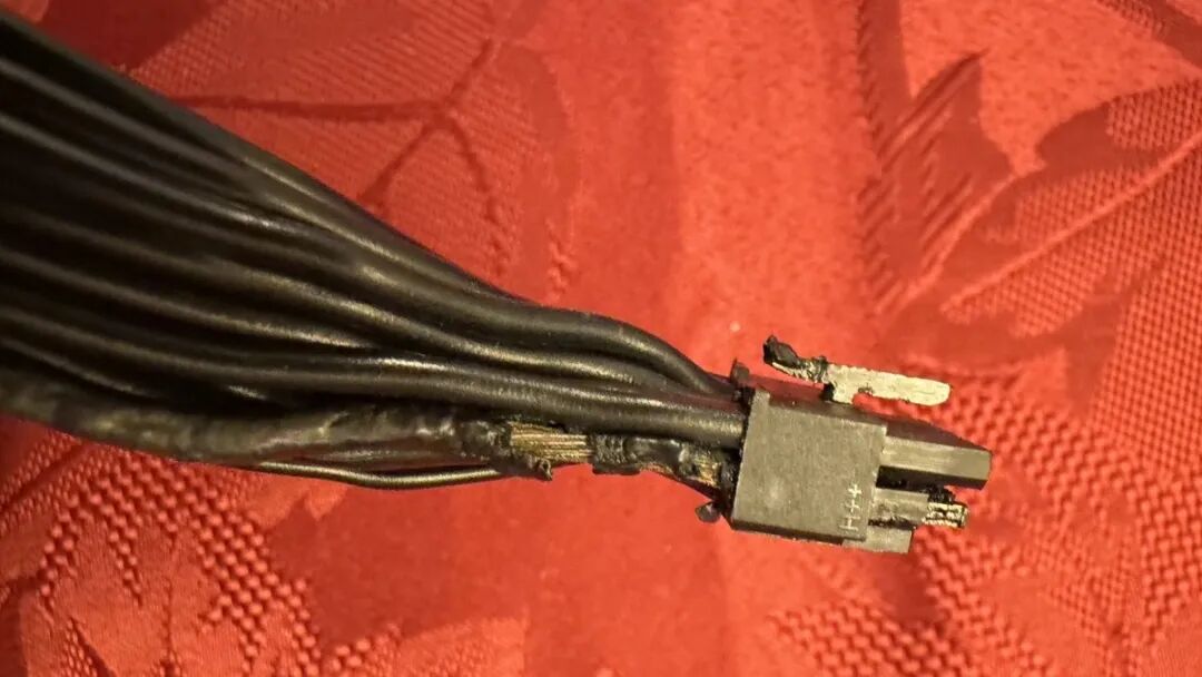烧焦熔化露出金属引脚变形的电源接头
