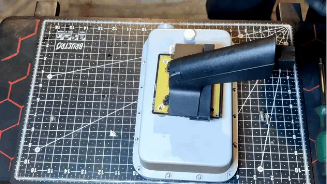 支架组件安装到AirFiber外壳背面