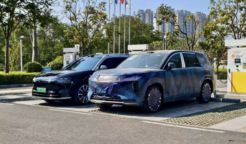 两款新能源车停在充电站