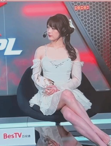 喳姐白色连衣裙解说造型