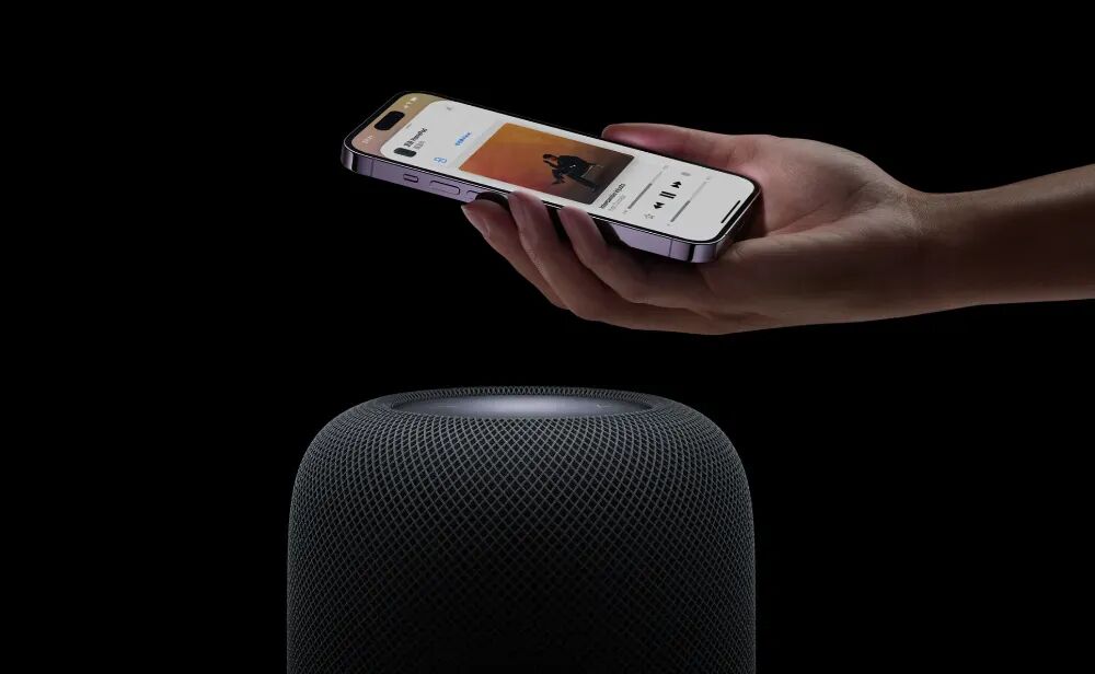 手持手机与HomePod智能音箱交互场景