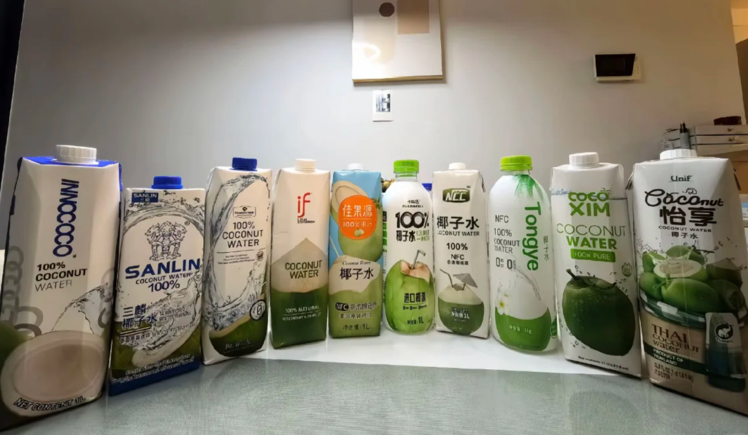 十款不同品牌椰子水产品并列摆放