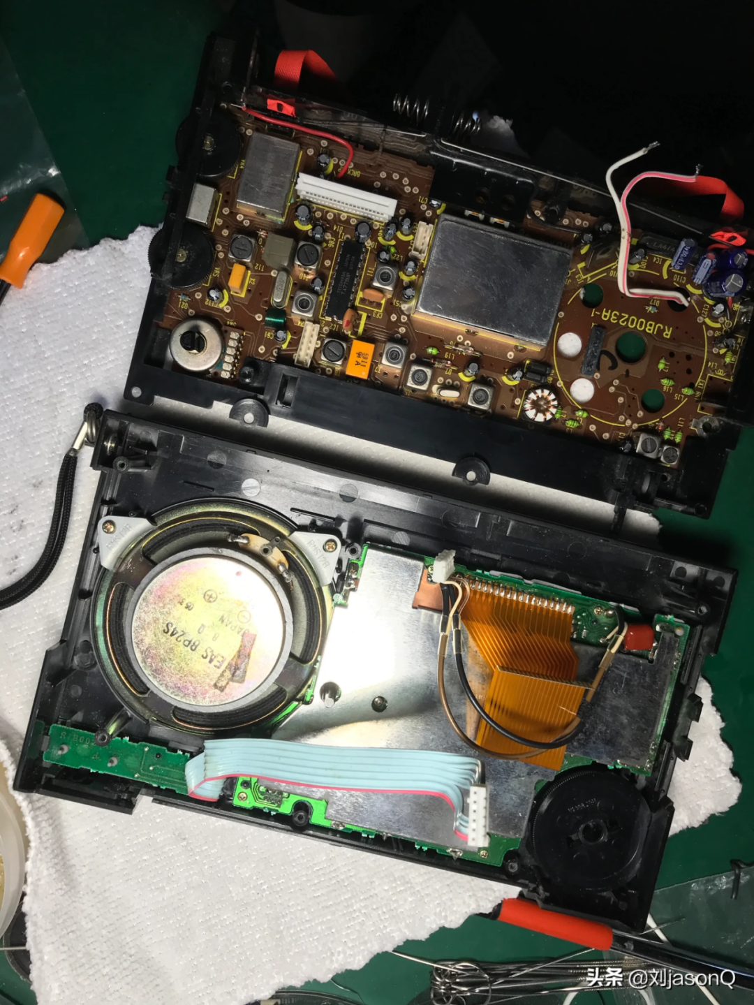 收录放音机拆解内部结构，包含电路板、扬声器及塑料外壳