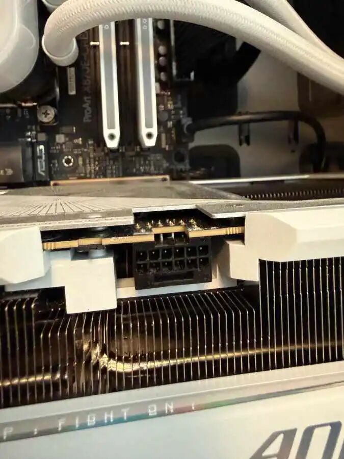技嘉RTX 5090 AORUS Master Ice显卡与烧熔的12V-2x6供电口