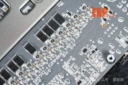 供电模块PCB背面电容特写