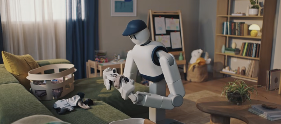 机器人Memo在收拾沙发上的衣物