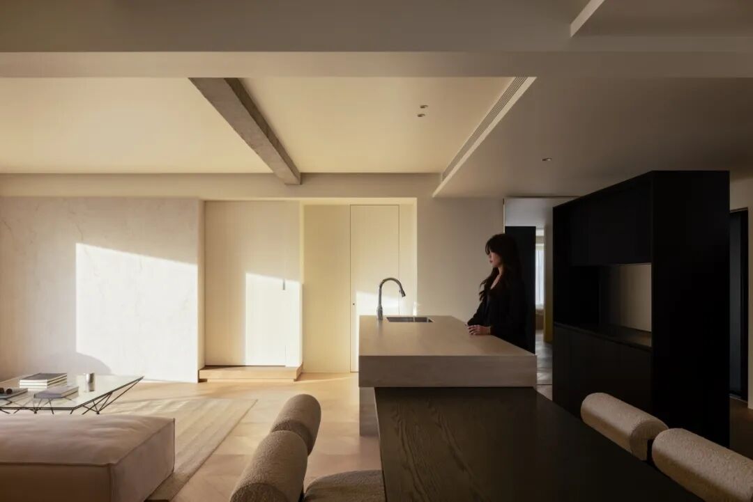 室内人物生活场景，女性在厨房岛台旁