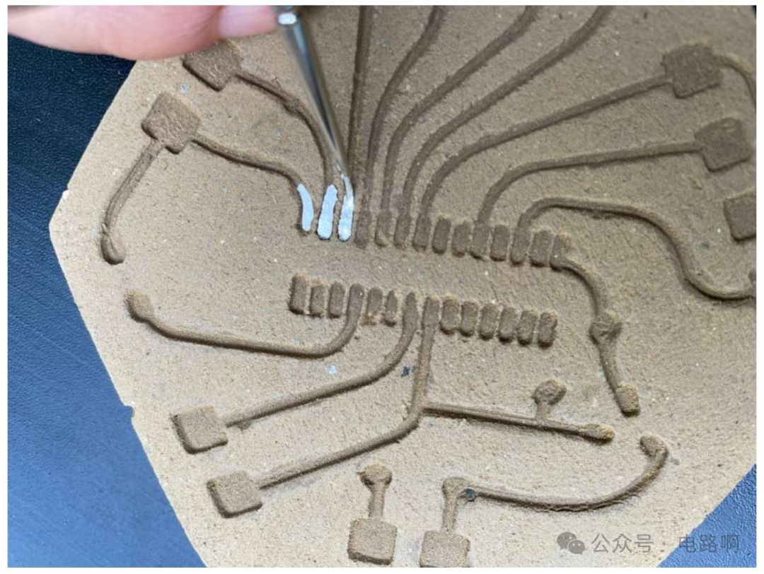 使用工具在黏土基板上手工绘制银漆电路走线