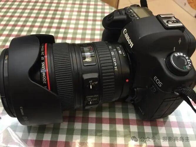 佳能5D2配24-105mm镜头侧视图