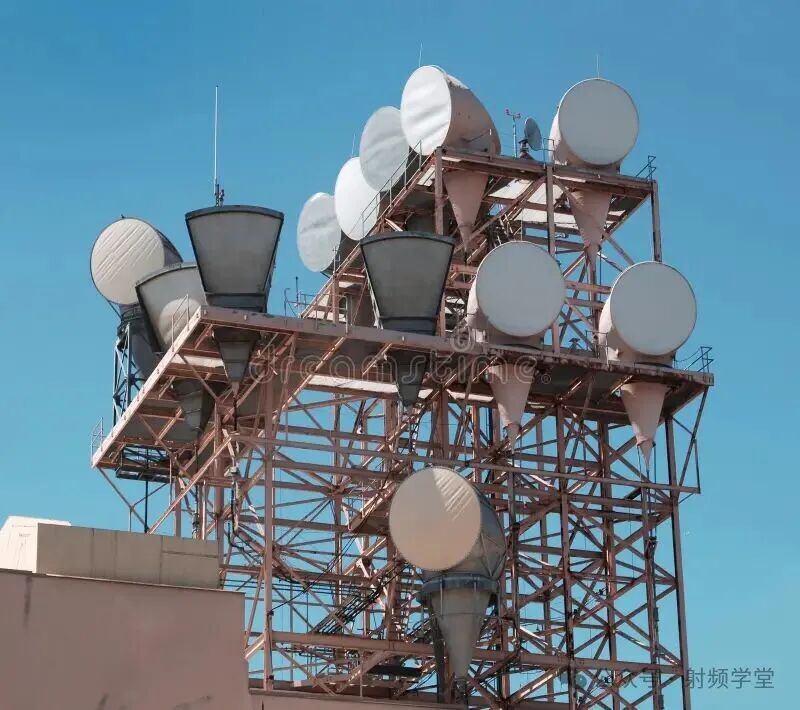 大型通信塔上的多种微波天线(抛物面、喇叭等)