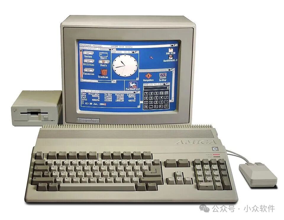 一台Amiga 500电脑实物图，屏幕上显示其Workbench操作系统界面