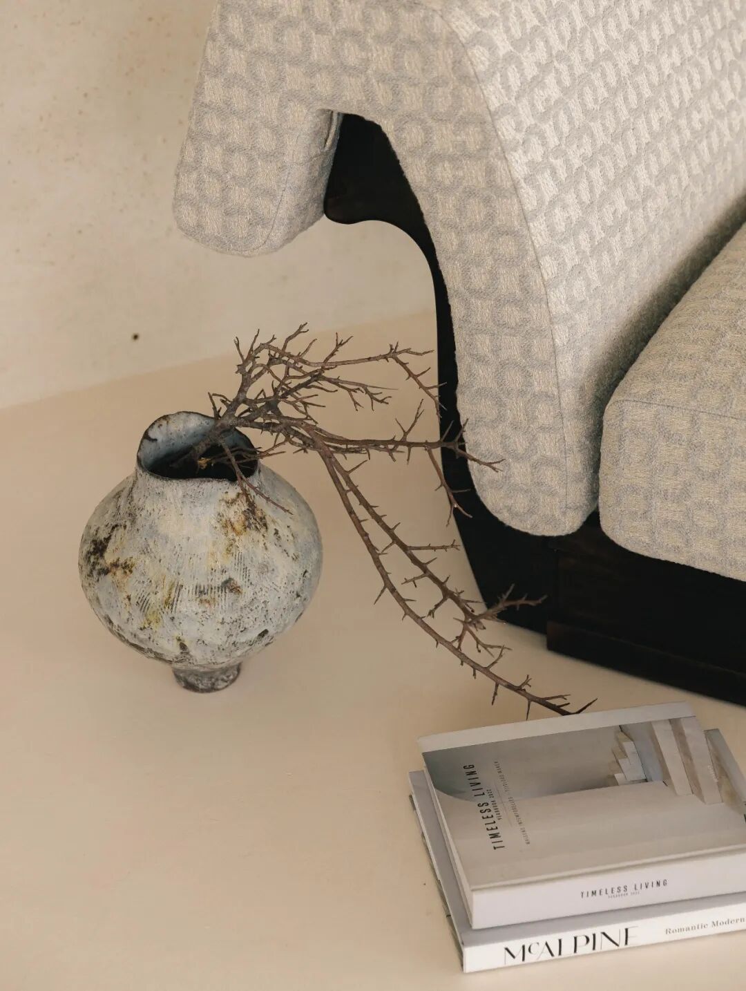 沙发细节与花瓶