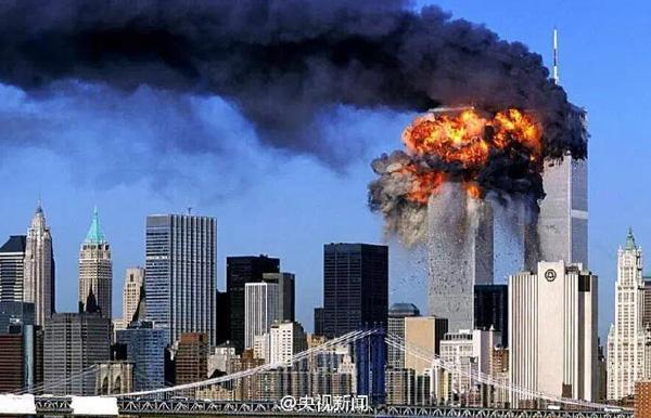 记录 911 事件的纽约世贸中心燃烧照片