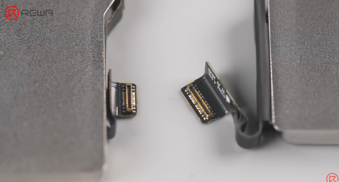 iPhone 17 Pro 与 iPhone 18 Pro 电池连接器特写对比