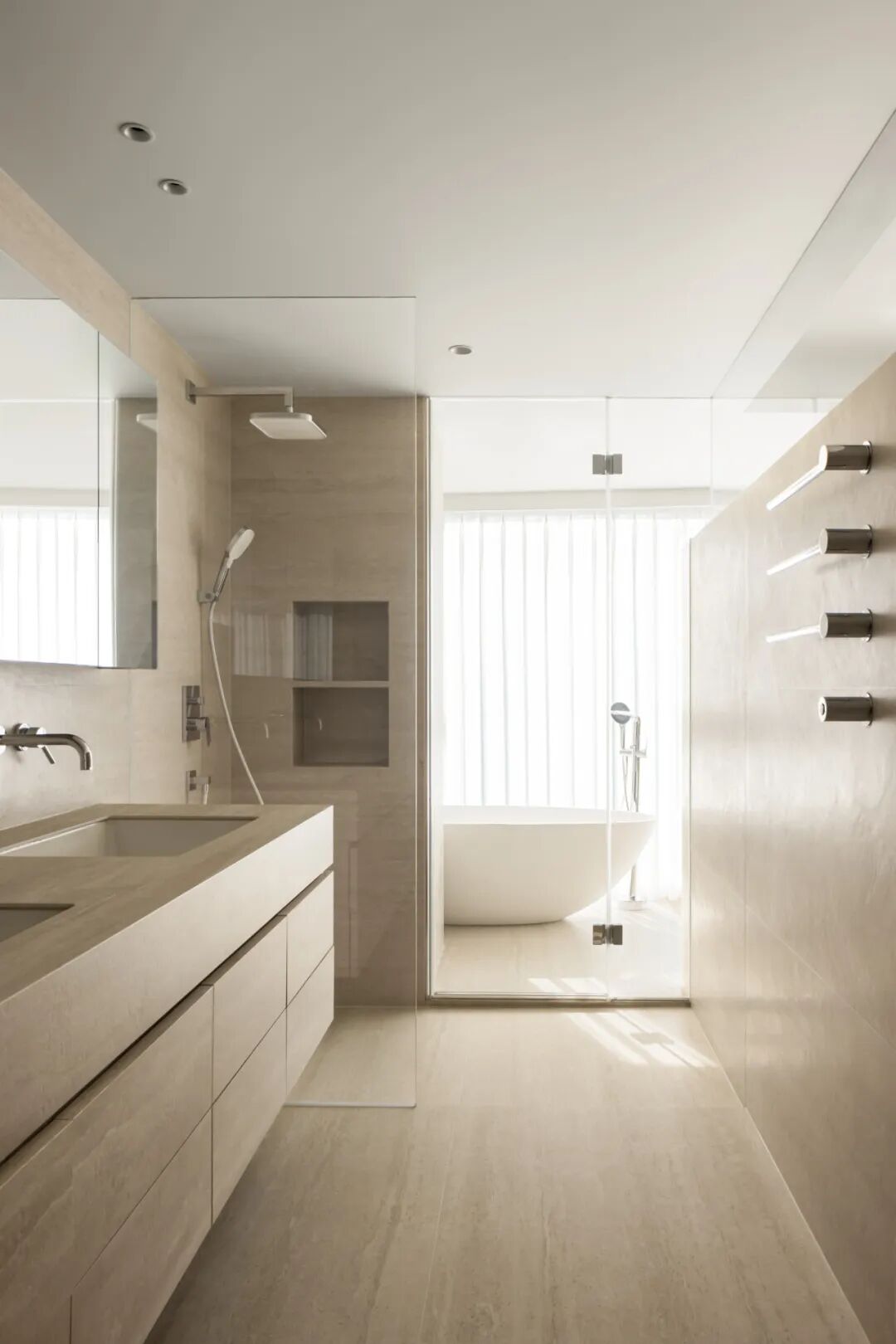 现代简约风格浴室，双水槽与淋浴区