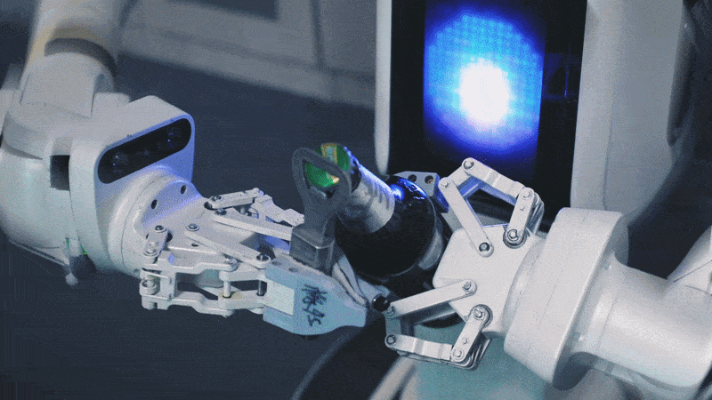 机械臂进行精细液体倾倒操作演示