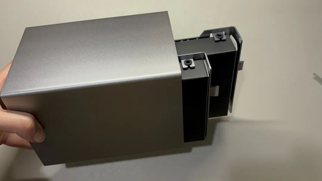 手拿打开的硬盘架