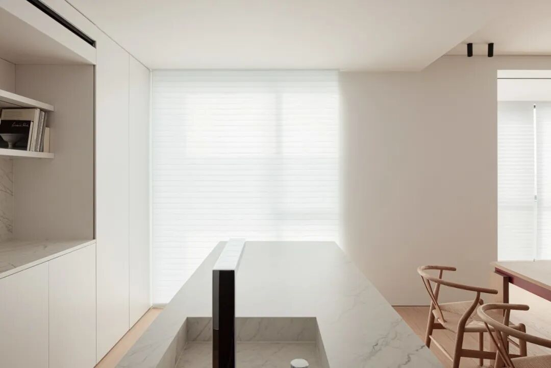 极简风格厨房中岛与置物架