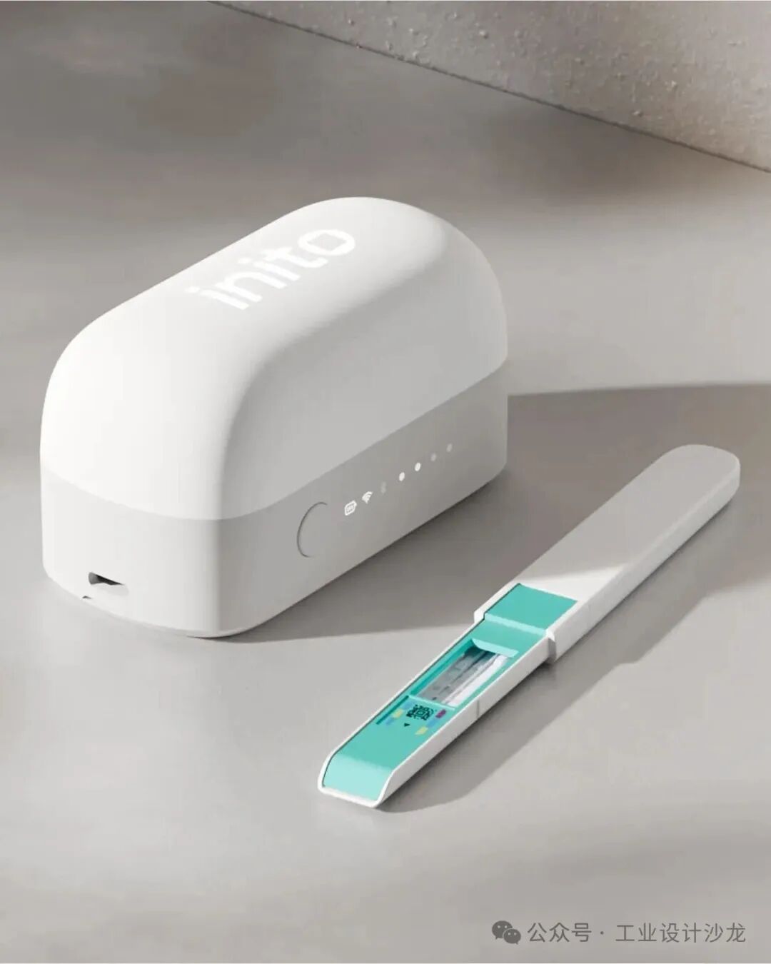 白色椭圆形inito智能设备