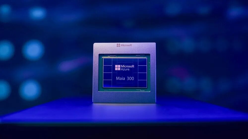 微软 Azure Maia 300 加速器封装实物