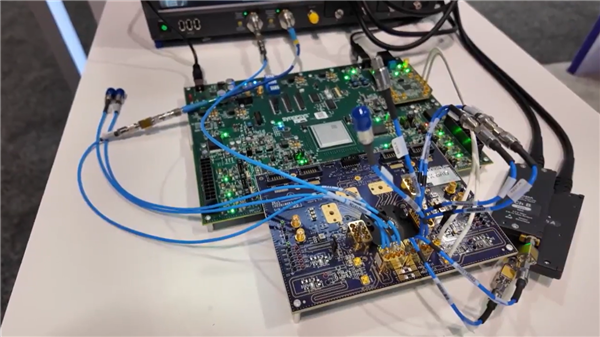 PCIe 8.0测试板卡近景