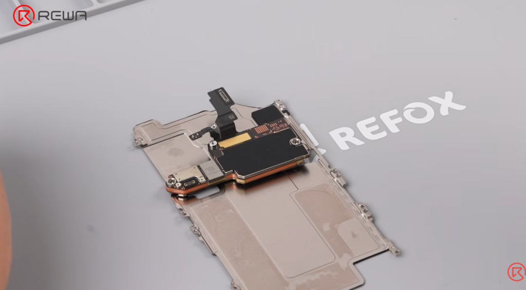 iPhone 18 Pro 拆解内部金属框架与排线结构