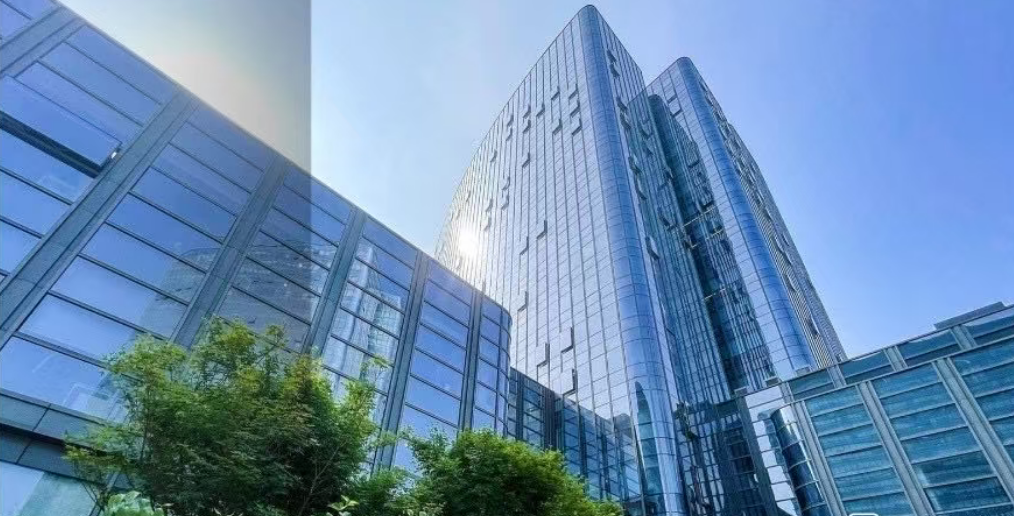 现代玻璃幕墙写字楼外观