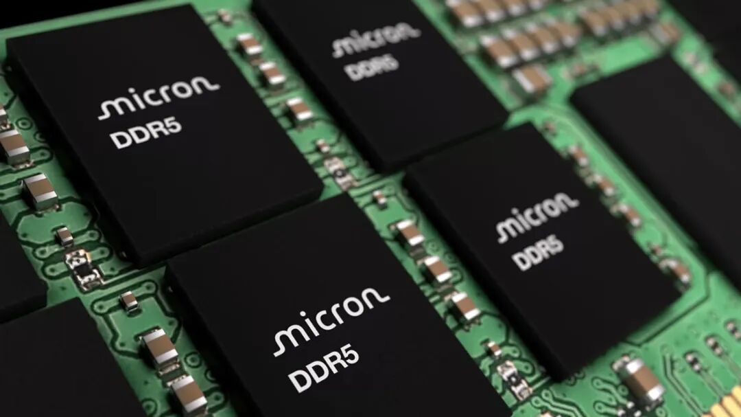 美光DDR5内存芯片电路板特写