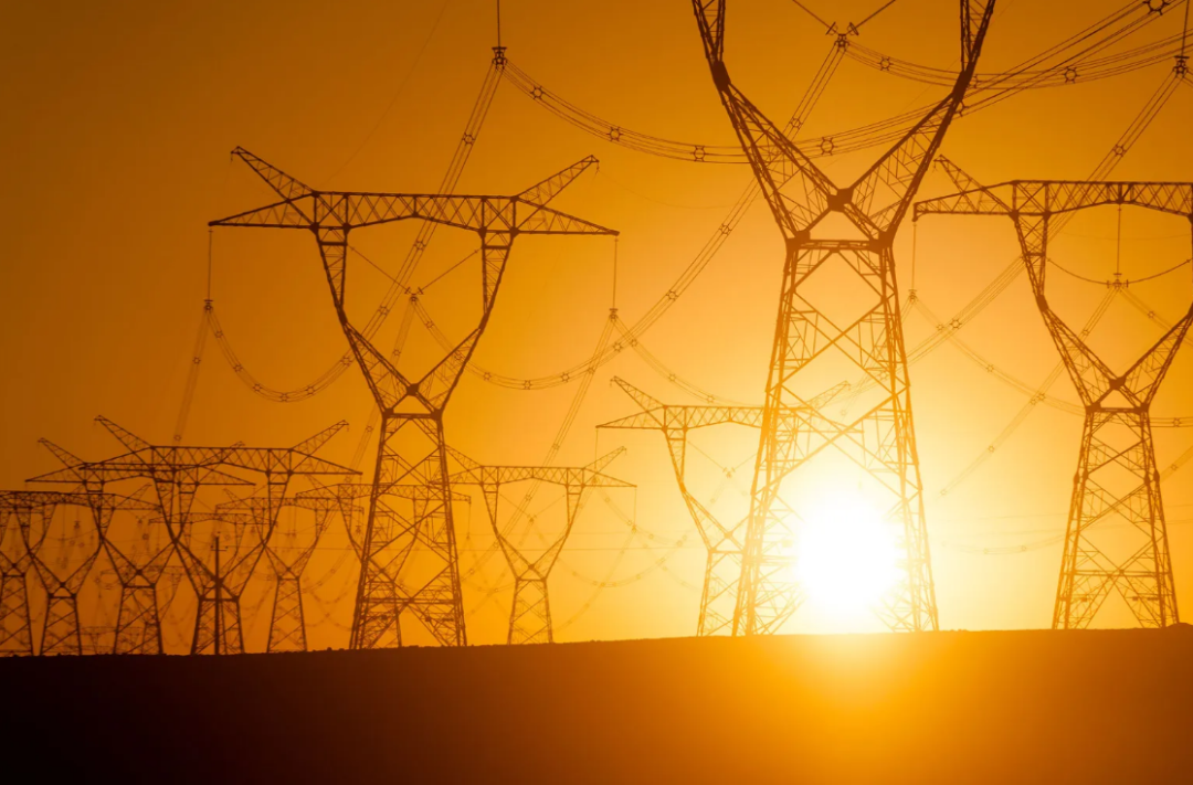 高压输电塔与夕阳的工业景观