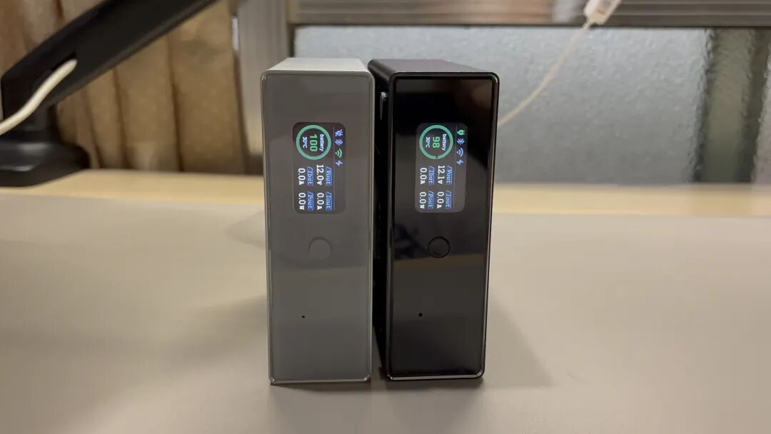 两款不同型号UPS正面对比