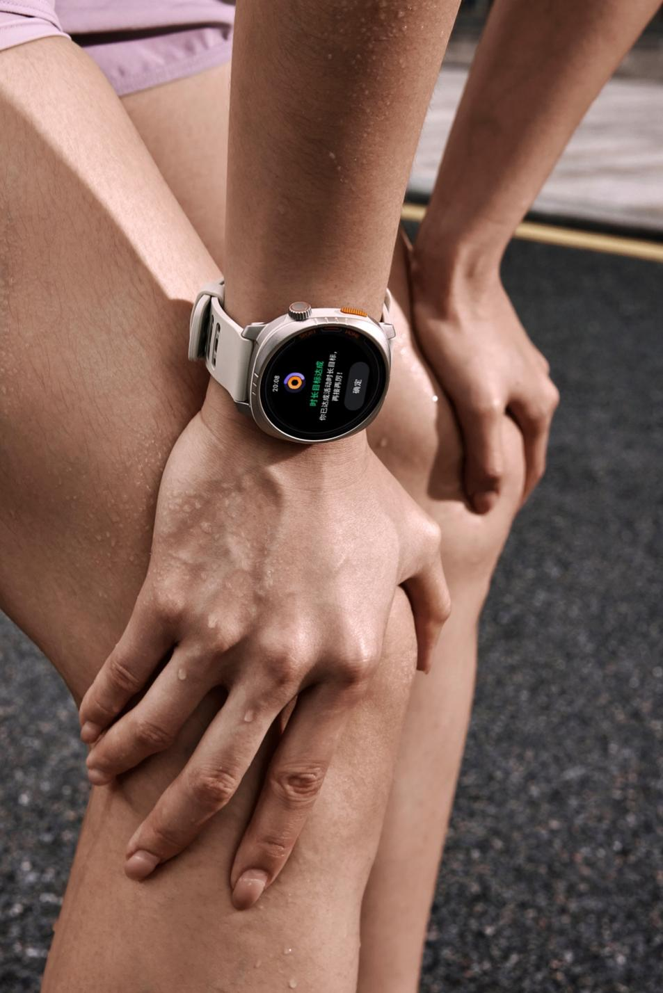 女性运动员佩戴智能手表