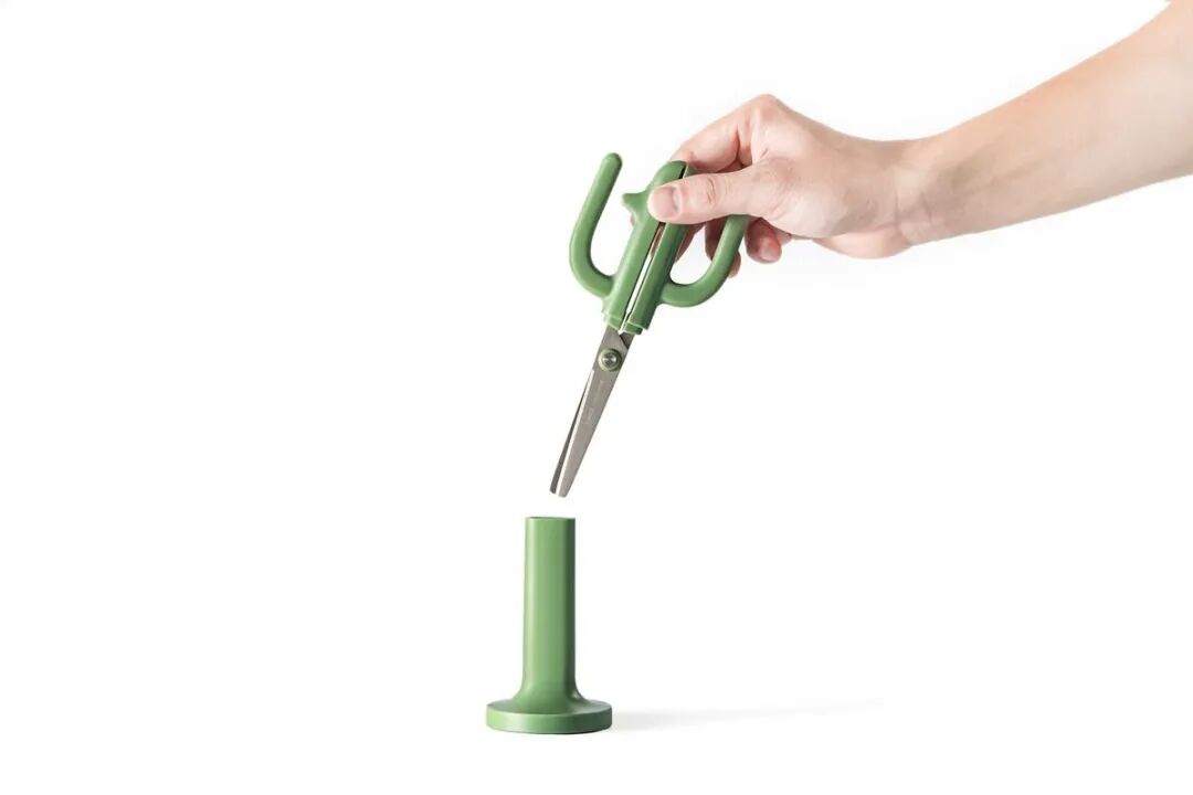 绿色手柄剪刀与底座