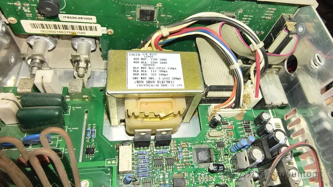 IT8512内部工频变压器及其规格标签