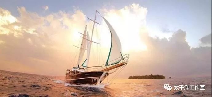 夕阳帆船航行于海面