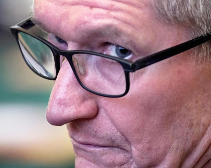 男性侧脸特写表情图