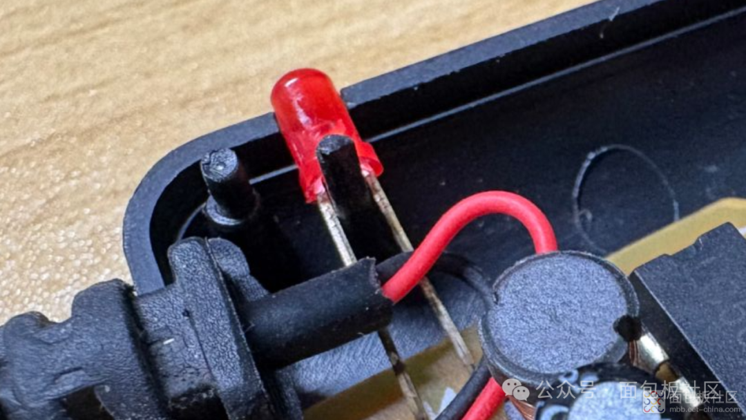 内部红色LED指示灯特写